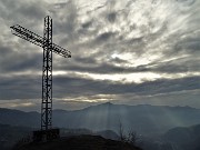 68 Alla croce del Pizzo di Spino (958 m) con vista verso il Canto Alto e sulla conca di Zogno